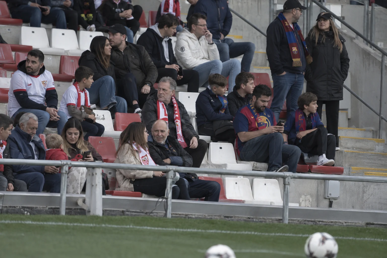 Barcelona puolustaa sarjan kärkipaikkaa Sevillassa
